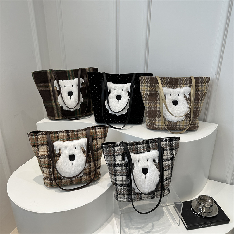 Korean large-capacity high-end tote bag for women, 2024 new checkered bag for commuting, single-shoulder crossbody bag Application Scenario