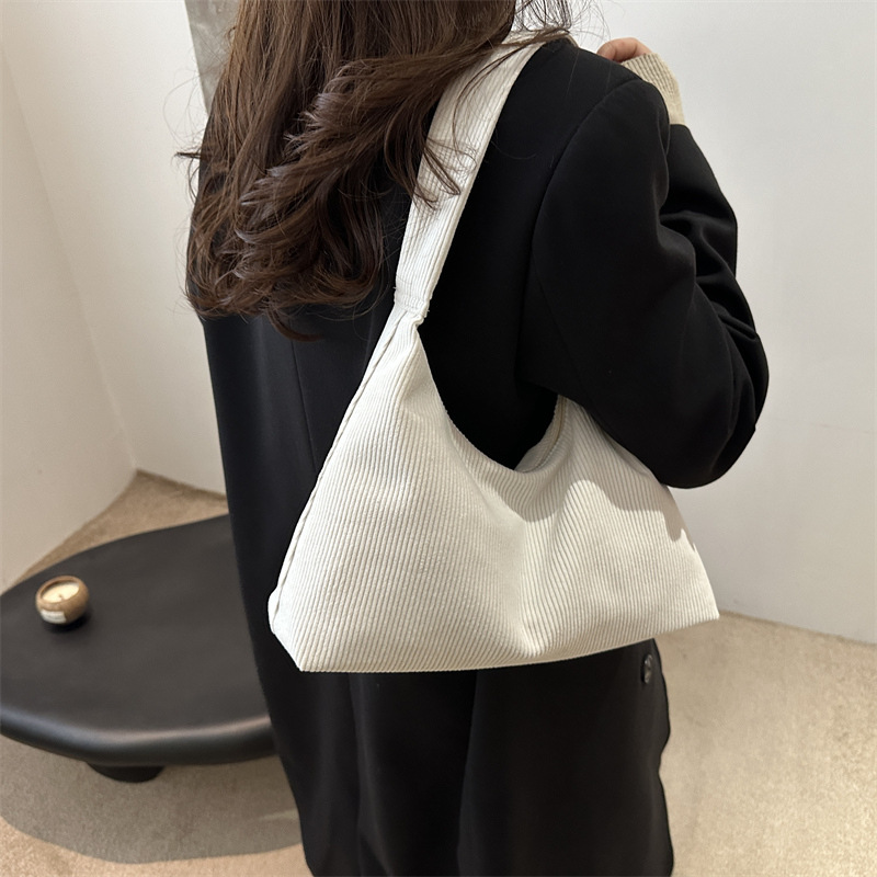 A niche, stylish and versatile cloth bag for women, a new trendy handbag, a single-shoulder bag, and a large-capacity tote bag for fashionable commuting details Picture