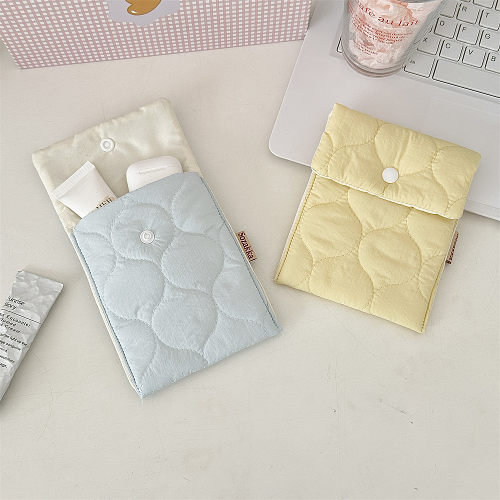 41262 Quilted Sanitary Kit, Lipstick Storage bag, Student Mini Portable Menstrual Sanitary napkin Organization bag Application Scenario