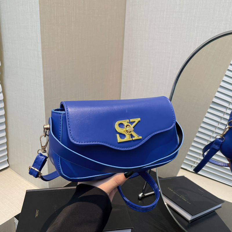 New 2024 autumn/winter fashion chain single-shoulder high-end quality crossbody hand-carry bag with large capacity for commuting full figure