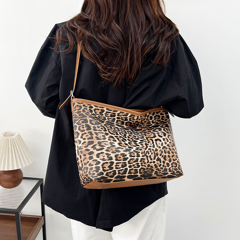 Korean style leopard print large-capacity commuter tote bag, 2025 new trendy hand-held single-shoulder bag for women Specification drawing