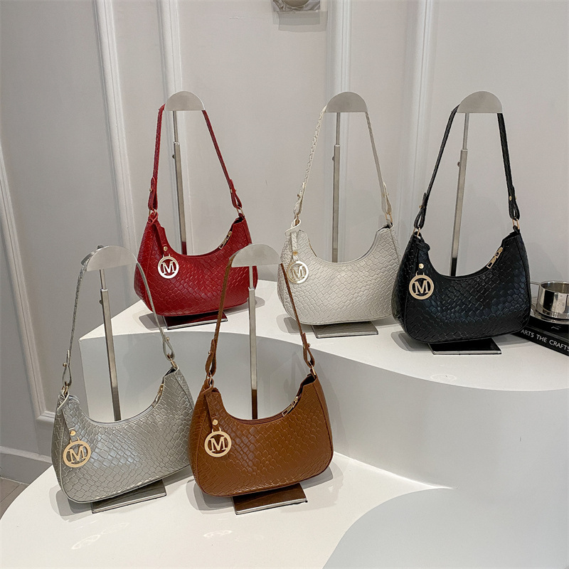 The 2025 new fashion women's bag is elegant, casual and versatile. It features a single-shoulder underarm bag in a solid color with a stylish texture and a hand-held crescent-shaped bag Application Scenario