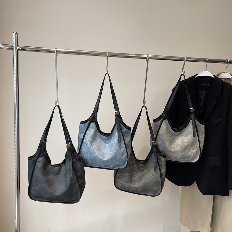 Casual retro bucket bag for women, a new winter 2024 trend single-shoulder underarm bag, a niche large-capacity commuter bag Application Scenario