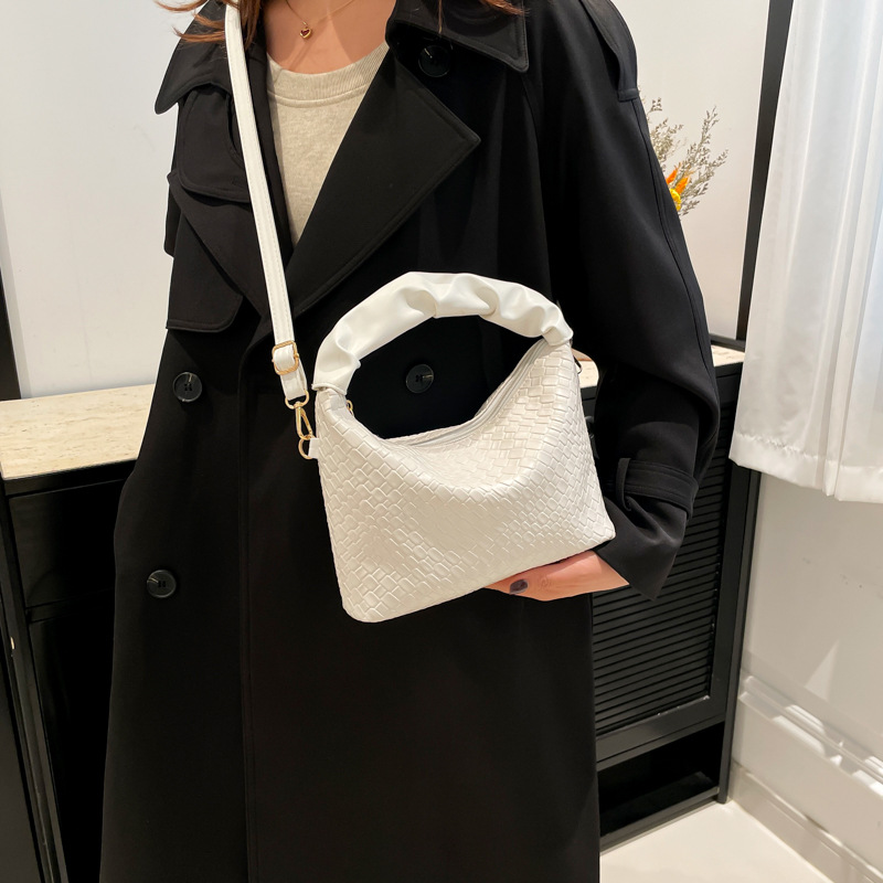 This is a new winter 2024 fashionable and simple solid-color handbag with a stylish and high-quality look. It's a single-shoulder crossbody bag and a dumpling bag Application Scenario