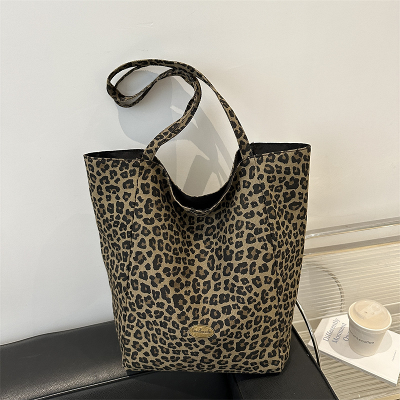 New 2024 autumn/winter collection: Leopard print single-shoulder bag, fashionable women's bag, large-capacity shopping bag, double-sided tote bag full figure