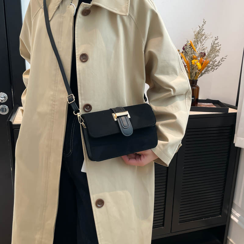 The new 2024 winter fashion suede small square bag, a niche quality bag for women, a stylish single-shoulder crossbody bag details Picture