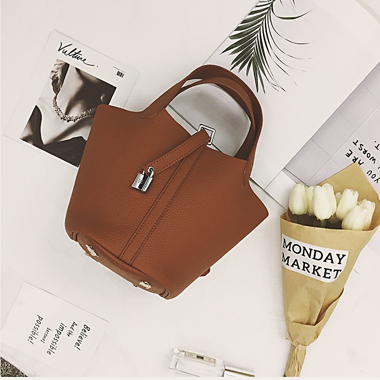 2025 New European and American bucket bag lock handbag, women's bag, large capacity single-shoulder crossbody pu bag Application Scenario
