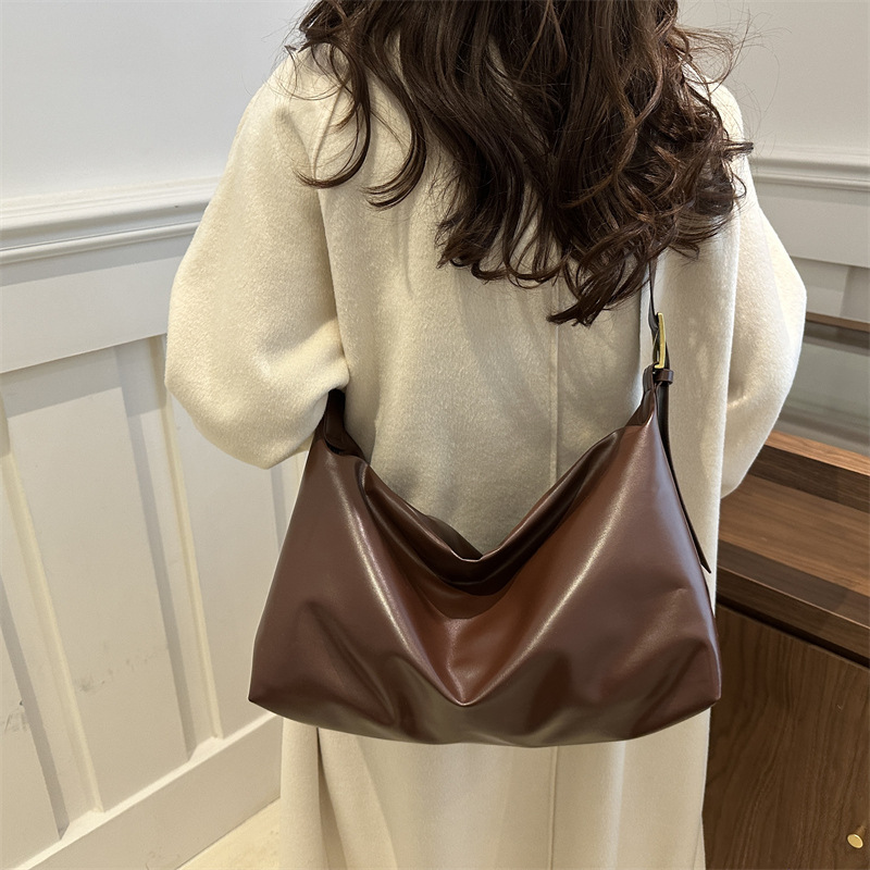 Korean version large-capacity solid color 2024 retro new soft surface minimalist style fashionable commuting single-shoulder crossbody tote bag details Picture