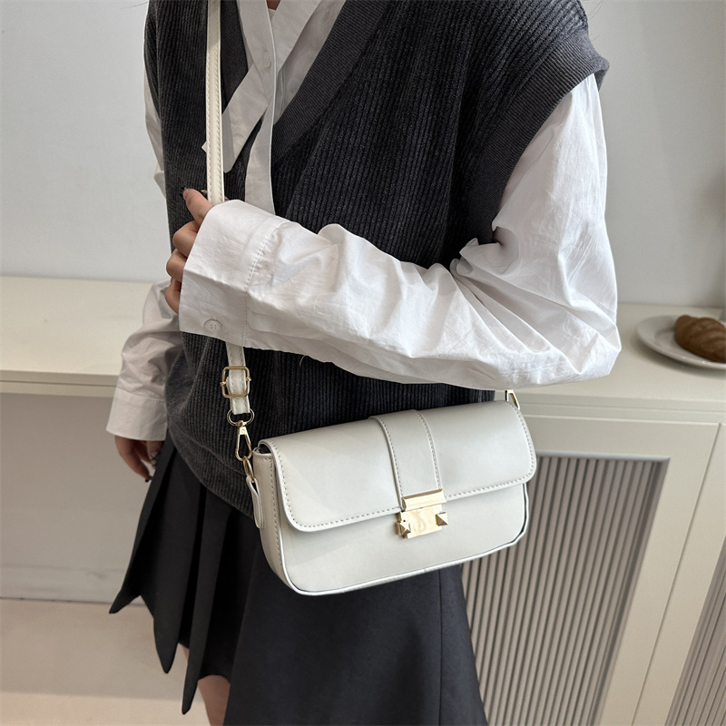 The 2024 new women's single-shoulder and underarm bag features a niche design, a fashionable small square bag, and a simple yet stylish handbag details Picture