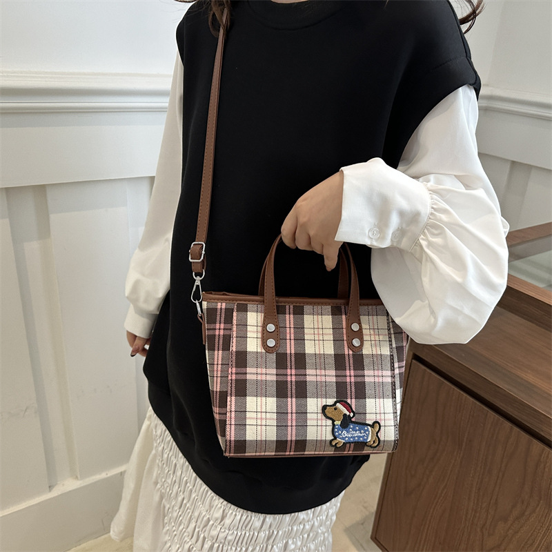 This is a trendy and cute handbag for women's 2024 autumn and winter collection, a versatile and casual crossbody bag Specification drawing