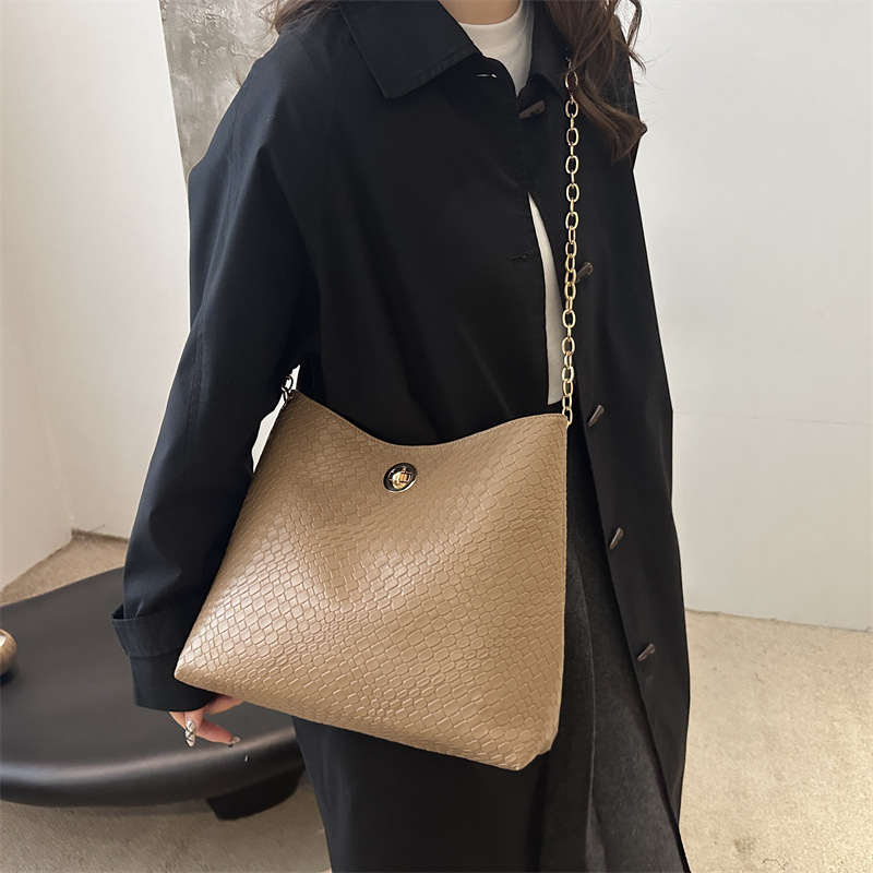 High-end quality large-capacity bag for women, new winter 2024 fashionable commuting single-shoulder bag, casual and versatile tote bag details Picture