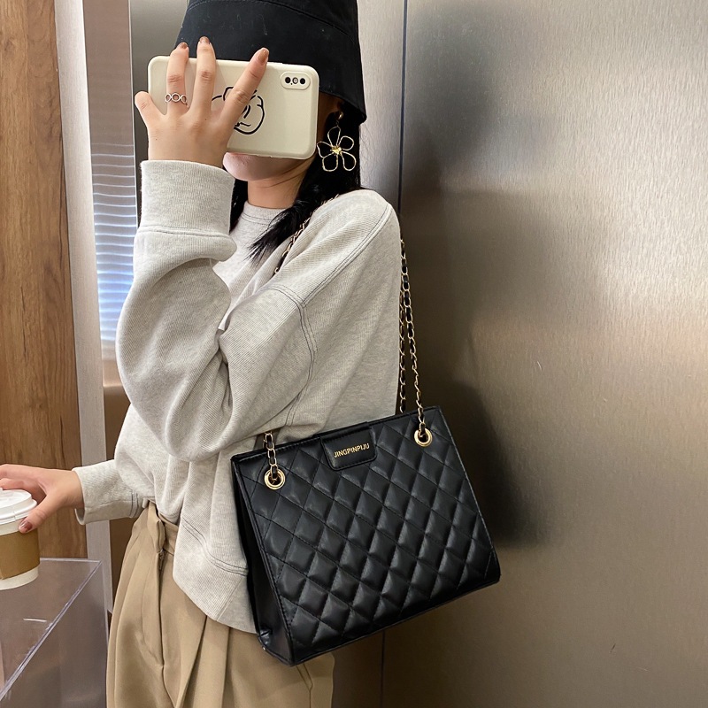 The autumn and winter trendy diamond-shaped chain small bag, the 2022 new stylish large-capacity single-shoulder crossbody bag of Xiaoxiangfeng Application Scenario