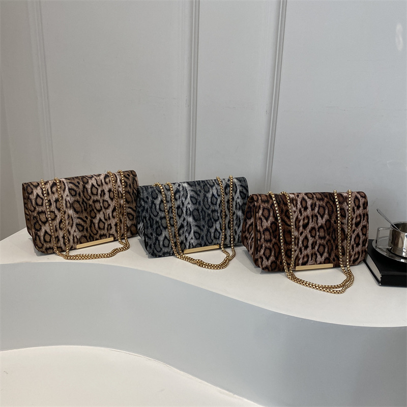 High-end texture leopard print bag for women, 2024 new fashion single-shoulder chain bag for women, Instagram niche and versatile crossbody bag Application Scenario