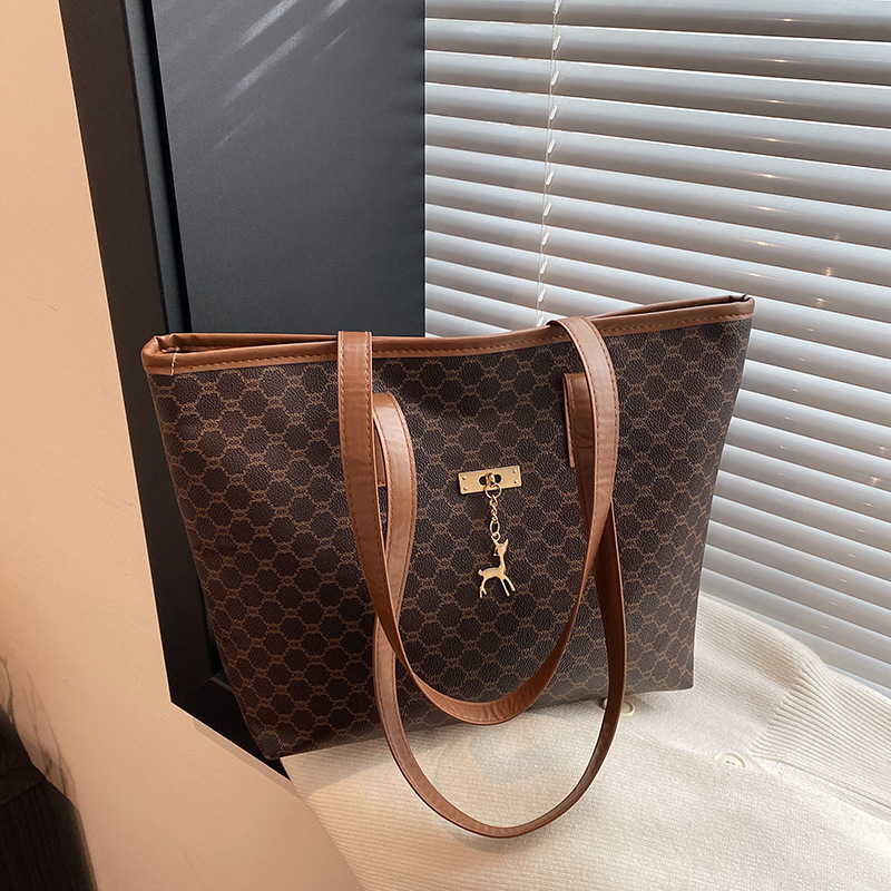 A niche design, trendy and individualistic, large-capacity tote bag for 2024, a new, elegant and retro commuter single-shoulder underarm women's bag full figure