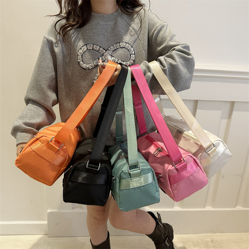 The new cross-border fashionable and simple crossbody bag, a casual commuting crossbody bag, a trendy bag, is popular among women this year Application Scenario