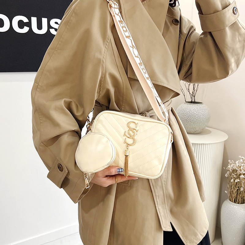 Stylish Korean-style wide shoulder strap single-shoulder bag for women, Spring 2025, niche design camera bag, ins crossbody bag, small square bag Specification drawing