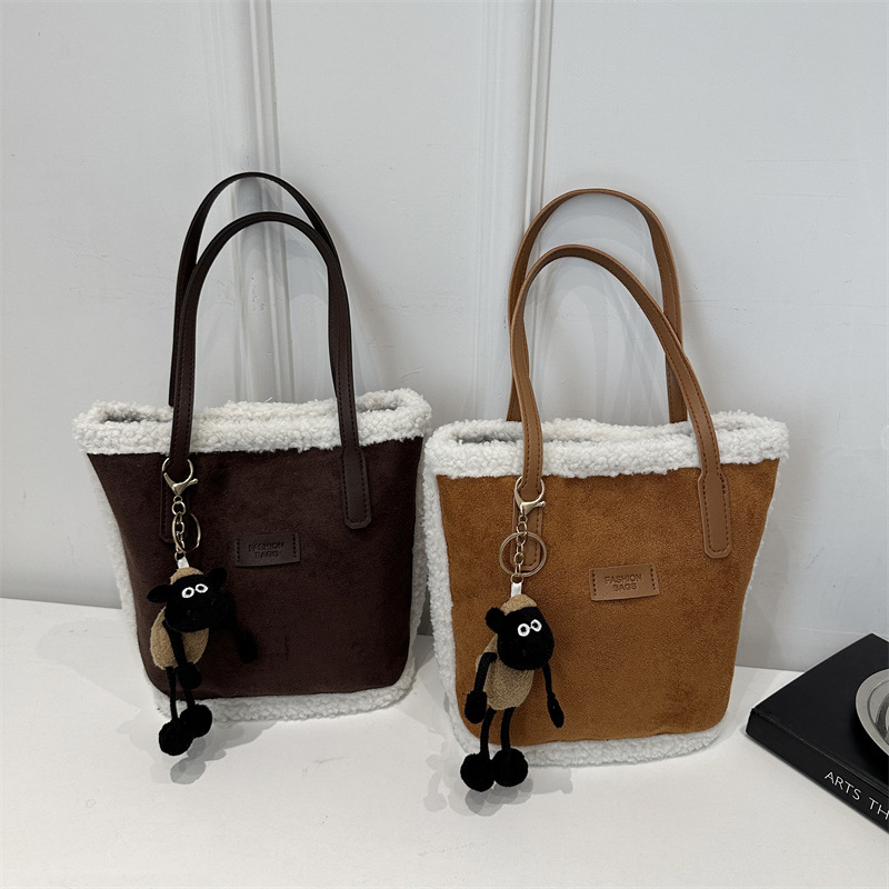 Personalized and fashionable underarm bucket bag 2024 Winter new style casual, stylish, simple and retro single-shoulder hand-carry commuting bag Application Scenario