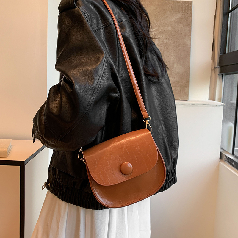 A stylish and stylish small bag for women's winter, a new Korean version large-capacity glossy single-shoulder bag, a fashionable crossbody saddle bag details Picture