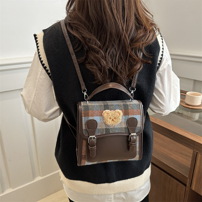 A new large-capacity, casual, retro and fashionable hand-held shoulder crossbody bag in the school style for women in the autumn of 2024 details Picture