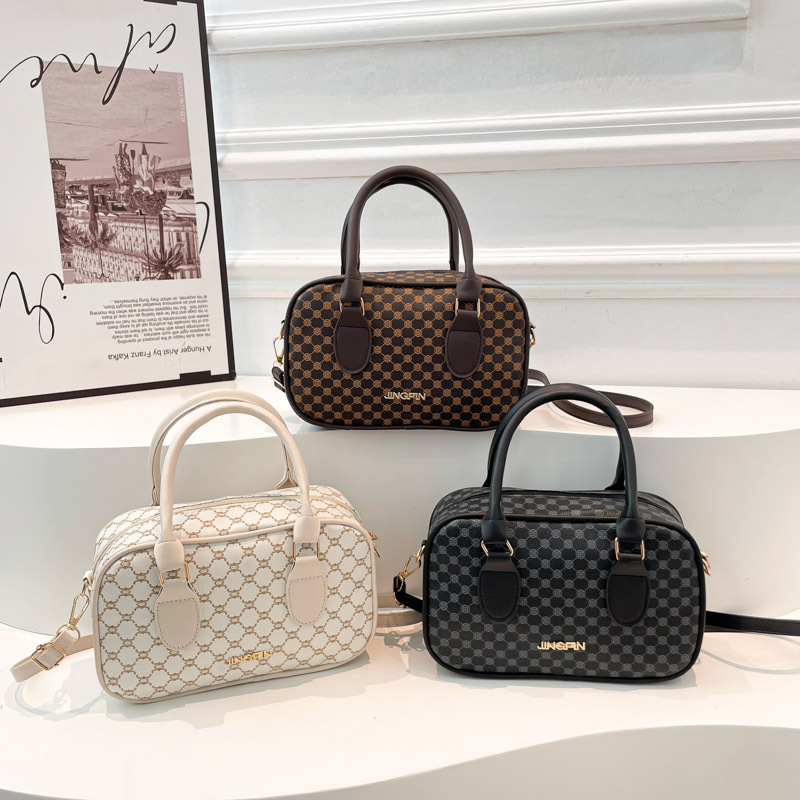 A niche design handbag for women in 2025, a new casual commuting single-shoulder bag with a high-end, simple and fashionable crossbody style Application Scenario