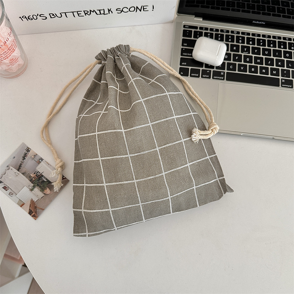 N259 cotton bag, cartoon multi-color drawstring pocket, gift candy packaging, portable sundries storage, lipstick, coin purse Application Scenario