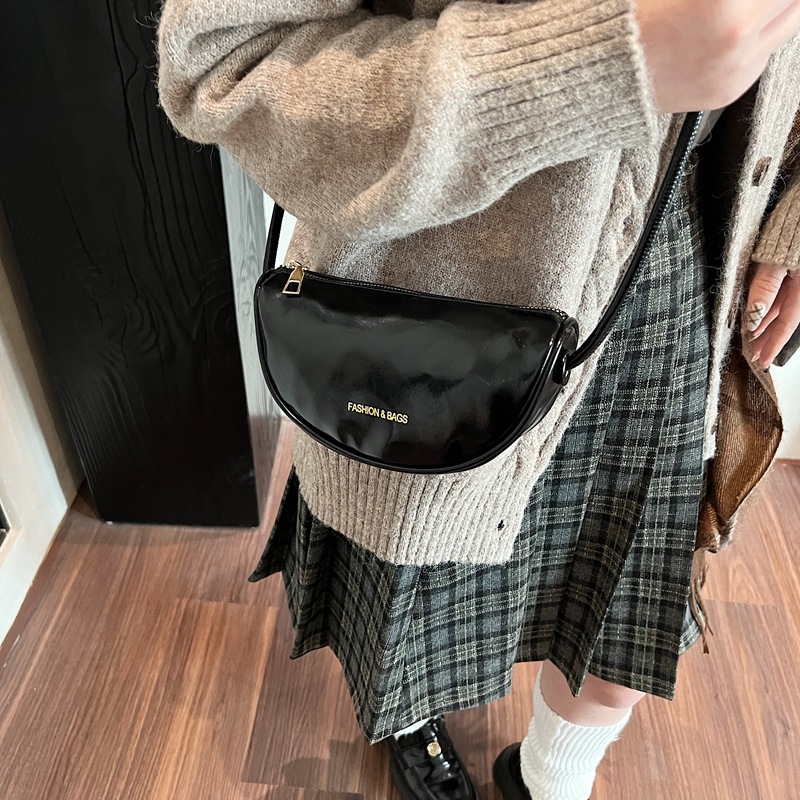 This year's popular handbags include women's retro crossbody bags, horn bags, and the new winter 2024 fashionable and simple single-shoulder bags Specification drawing