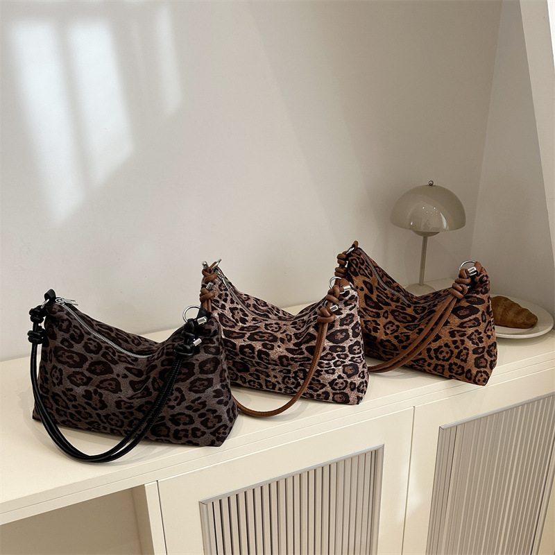 Large-capacity leopard print tote handbag for women, new autumn 2024 collection, casual single-shoulder bag, niche fashion crossbody bag Application Scenario