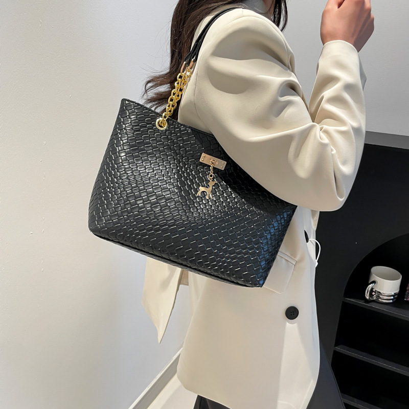 Spring 2025 new solid-color fashionable Korean-style women's single-shoulder bag, casual underarm tote bag, simple hand-held women's bag details Picture
