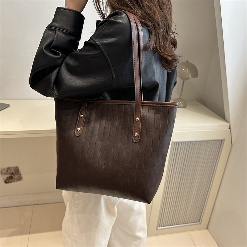 Simple and large-capacity women's bag, 2024 new trendy and versatile ins shoulder bag, high-quality commuting tote bag Specification drawing