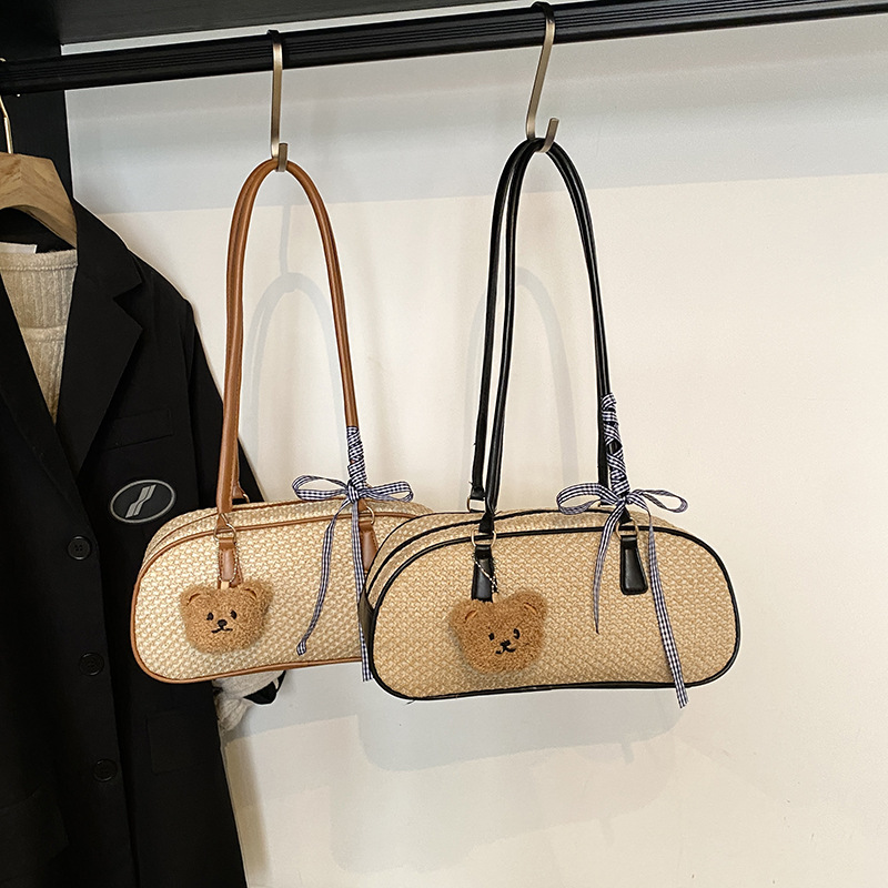 The 2025 new woven pattern is simple, trendy and fashionable. The diamond-shaped pattern is trendy and stylish. It is a shoulder bag for women Application Scenario
