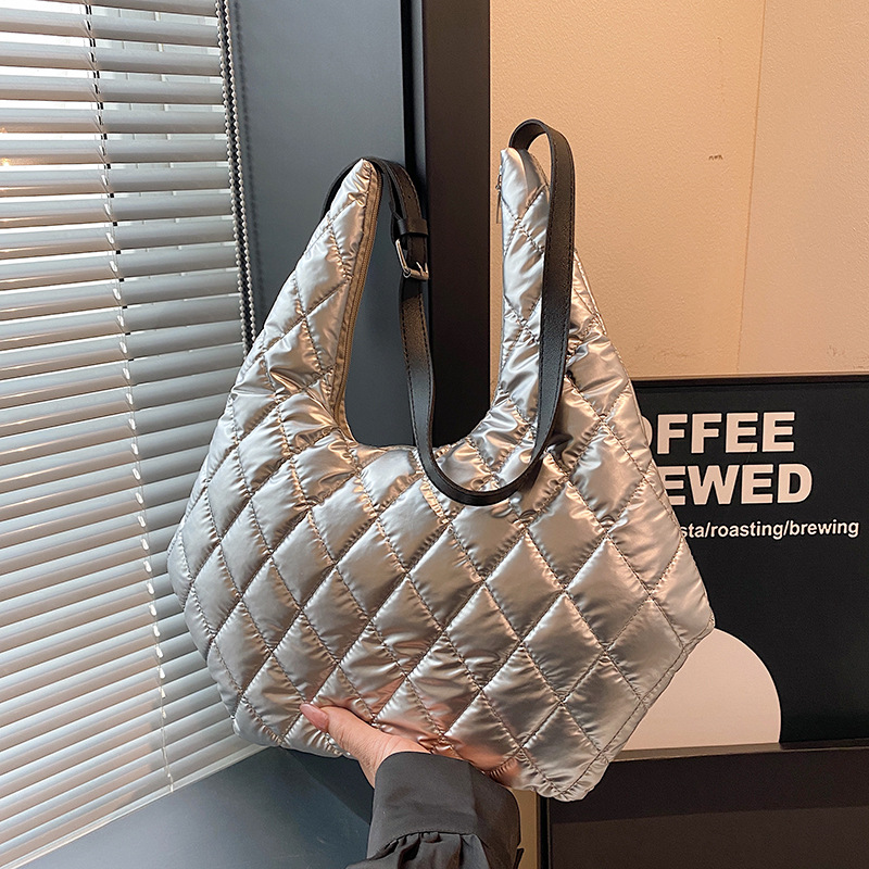 Fashionable diamond-shaped handbag, 2024 new style bag, women's cotton-padded jacket tote bag, simple and casual hand-carry, commuting underarm bag full figure