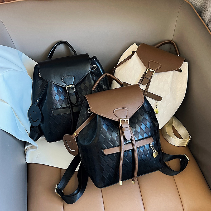 A niche design bucket bag with a drawstring in 2024, a simple European and American diamond-shaped casual single-shoulder crossbody bag for women Application Scenario