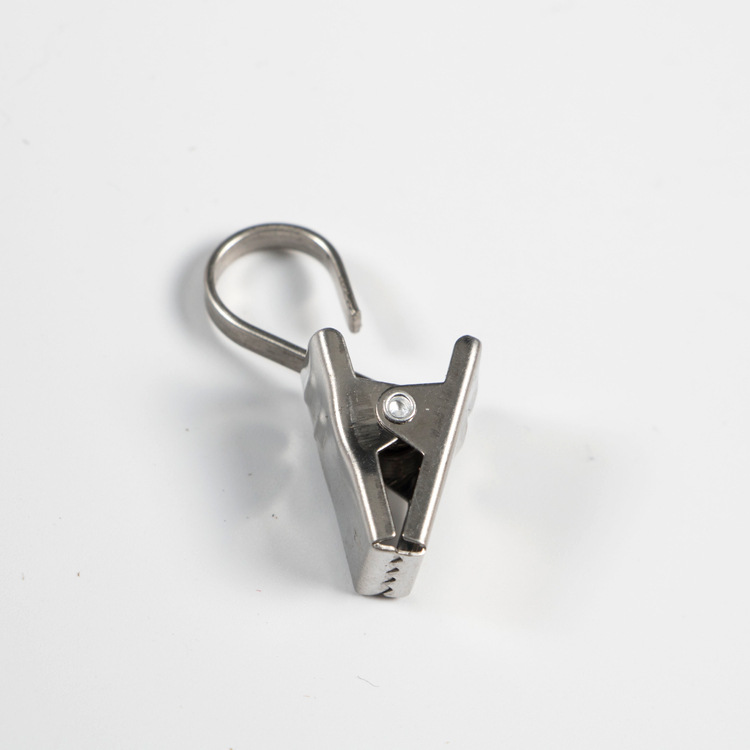 Factory wholesale of curtain clips in stock, stainless steel metal flat hooks, nickel-colored hooks, thickened toothed curtain clips details Picture