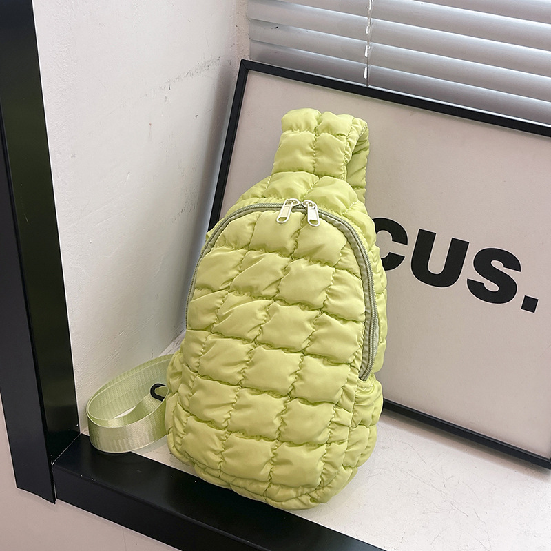 The new stylish and cute cloud bag, a solid color diamond-shaped single-shoulder underarm bag, is trendy and versatile, and a personalized crossbody bag full figure