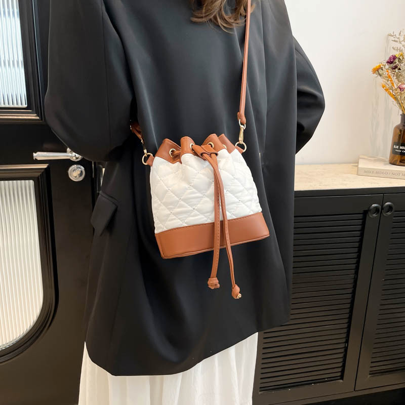 This is a new French fashion Chanel single-shoulder crossbody bag for Spring/Summer 2025, featuring a unique design and high-quality bucket bag for women details Picture