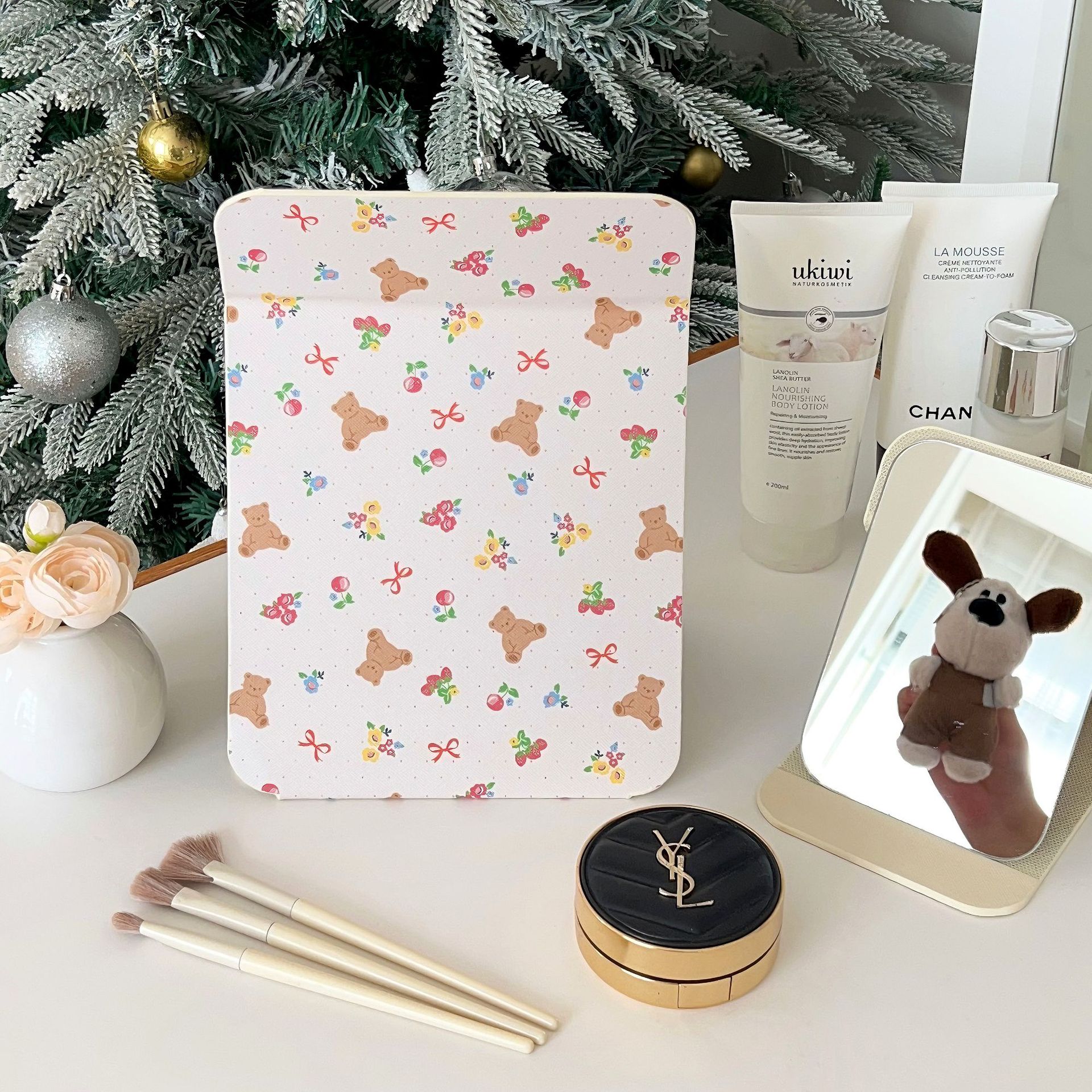 Cartoon bear folding small mirror, makeup mirror, student dormitory desktop dressing mirror, desktop standing portable mirror details Picture