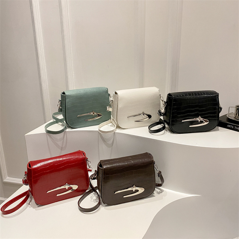 A casual, elegant, trendy and personalized saddle bag for Spring/Summer 2025, a cute and girlish single-shoulder crossbody small bag Application Scenario
