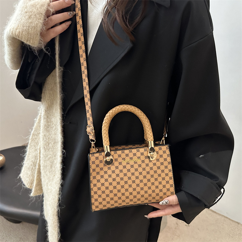 Women's bag 2024 Fashion Trend Casual hand-held small square bag Korean style retro single-shoulder crossbody women's small square bag Specification drawing