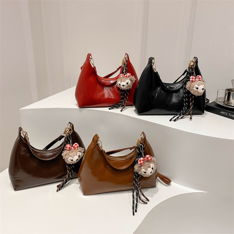 This 2024 winter Korean-style, elegant and simple single-shoulder crossbody bag features a unique, retro, fashionable and niche design. It is a crescent-shaped bag under the armpits Application Scenario