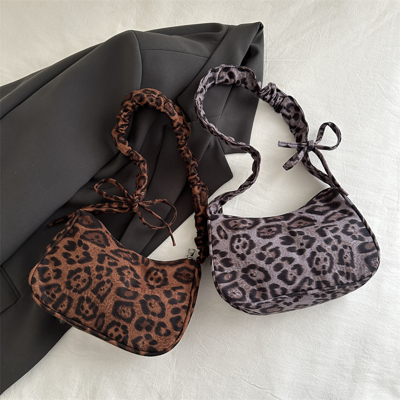Cross-border pleated large-capacity leopard print women's bag 2024 New autumn and winter commuting dumpling bag Cloud single-shoulder crossbody bag for women Application Scenario