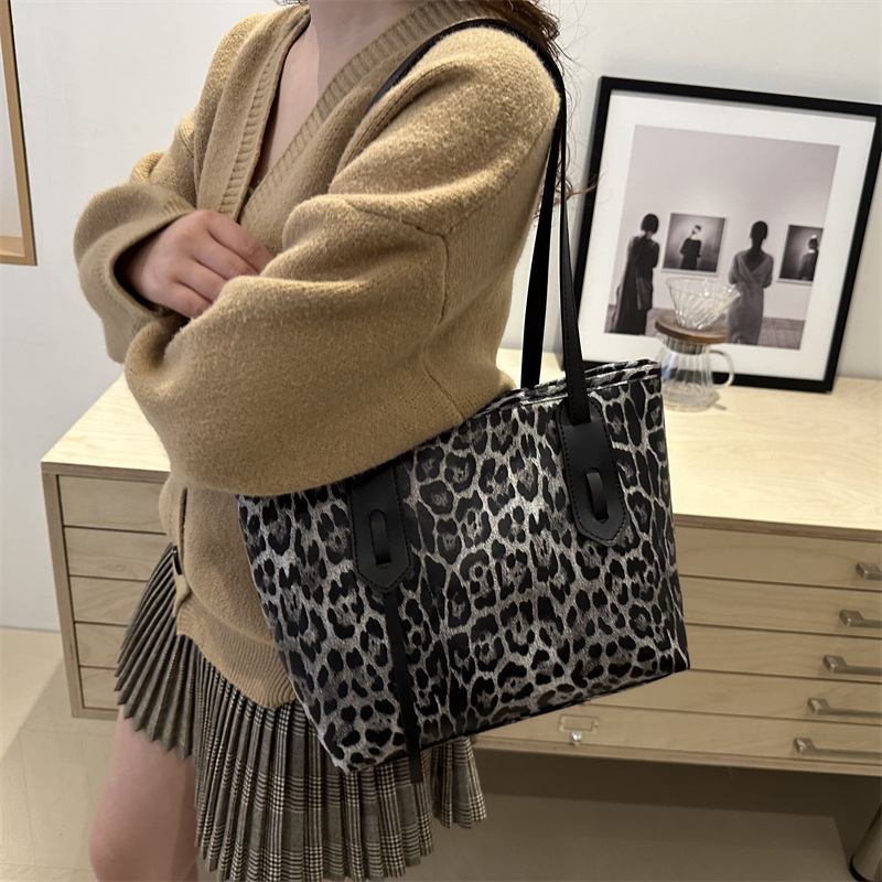 High-end leopard print large bag with large capacity, women's 2024 new stylish single-shoulder bag, autumn and winter textured tote bag details Picture