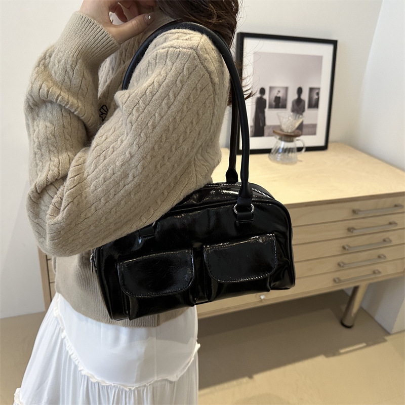 A trendy casual commuting handbag for the autumn of 2024, featuring a niche design for single-shoulder, underarm, and pillow bags Specification drawing
