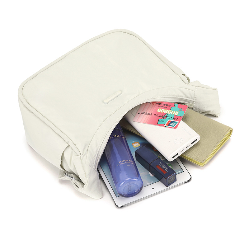 Colorful Fox Korean version's new simple and versatile solid color single-shoulder bag for women, daily commute to work and underarm bag Application Scenario