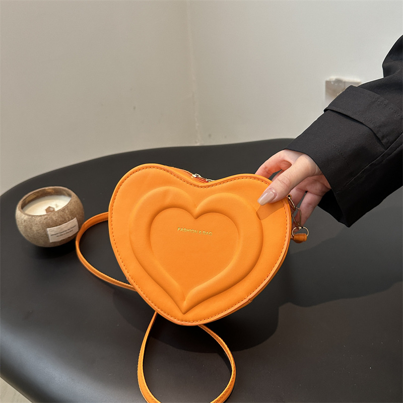 Cross-border cute heart-shaped bag for women, 2024 new trendy and fashionable crossbody bag, simple and stylish single-shoulder bag full figure
