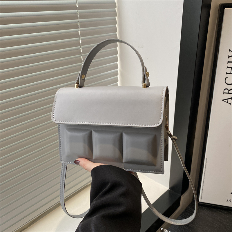 Solid-color chocolate block hand-held small square bag for women, Spring 2025 new style, a fashionable and trendy crossbody bag full figure