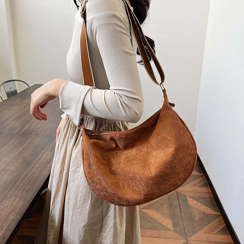 Stylish corduroy bag, summer new casual and fashionable crossbody bag, versatile, large-capacity dumpling bag wholesale Specification drawing