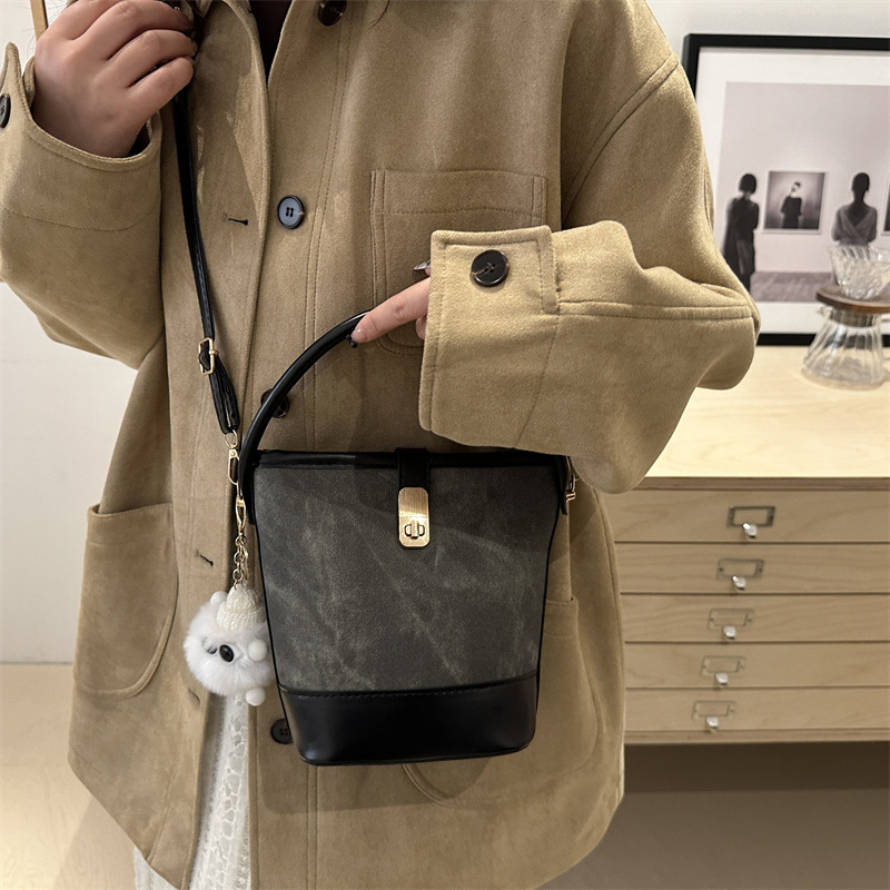Personalized bucket bag, a unique winter design crossbody bag, a new style bag for women to carry to work in 2024 details Picture