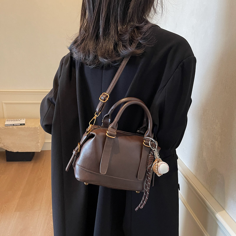 The new Boston single-shoulder crossbody bag for winter 2024 exudes a sense of sophistication and versatility. It's a retro commuter crossbody small bag Specification drawing