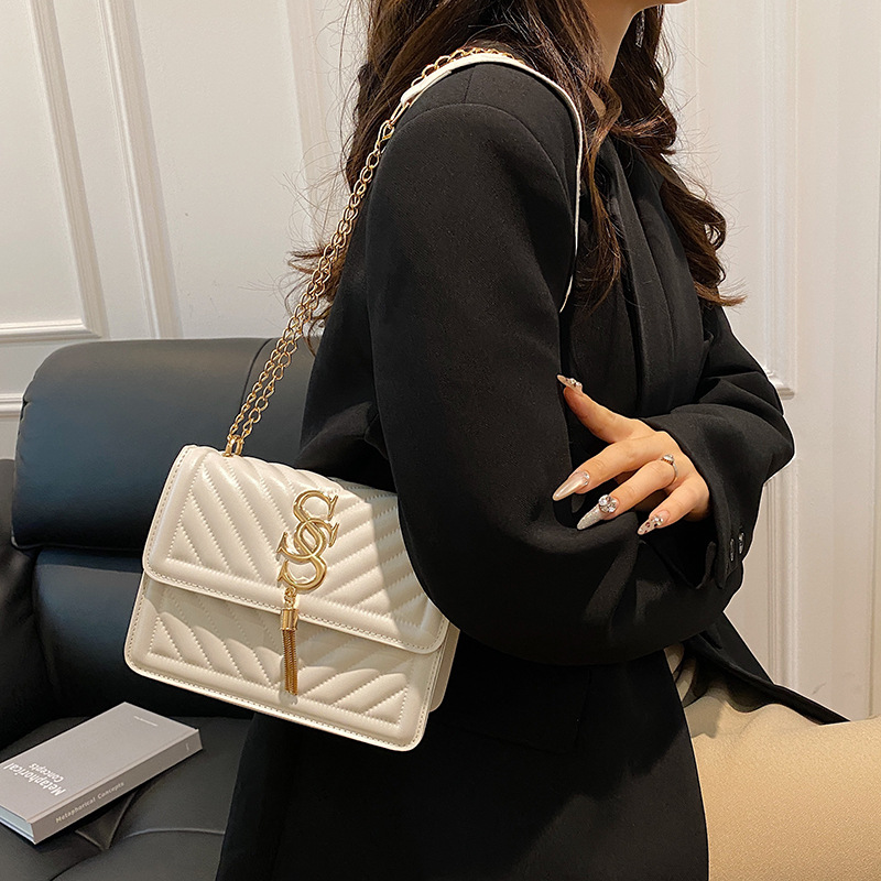 The letter trend retro fashion 2024 autumn new embroidered thread simple and casual crossbody single-shoulder small square bag for women details Picture