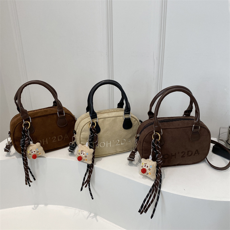 Large-capacity women's 2025 new style fashionable soft leather single-shoulder bag, casual and versatile crossbody bag, shopping and commuting women's bag Application Scenario